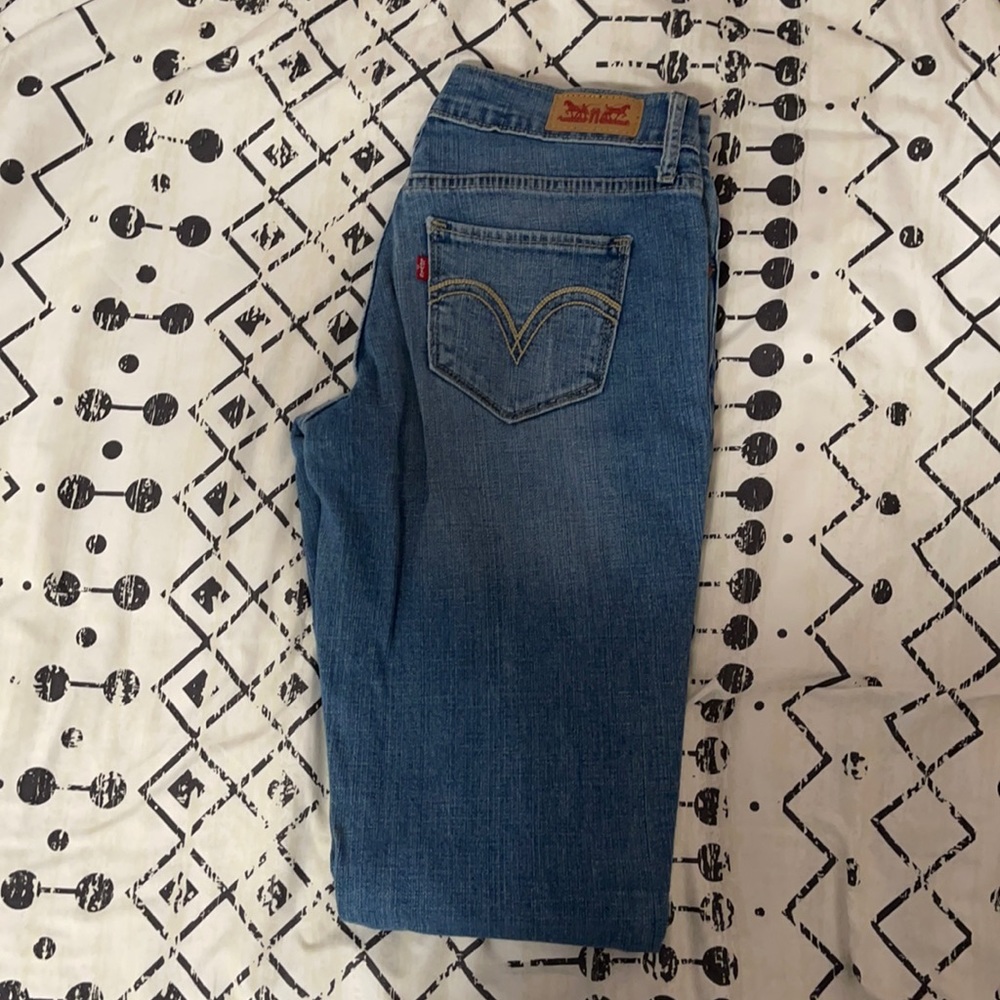 Light washed distressed skinny Levi’s